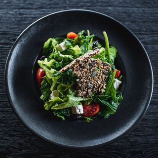 Салата с кейл и биволско сирене