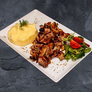 Къчсчета свински врат с горски гъби, карамелизиран лук и пюре   350г