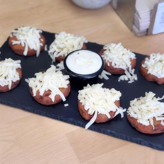 Ración de Arepitas de Chicharrón con queso rallado y Nata (8 UNIDADES)