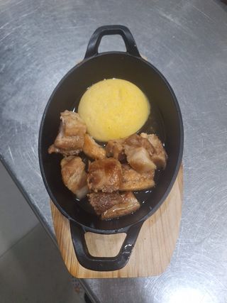 Carne la garnita in untura cu mamaliga