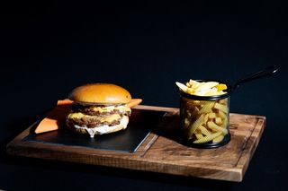 Premium Tartufo Burger + pomfrit + piće