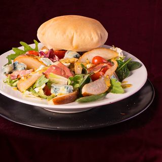 Sałatka z gruszką i gorgonzolą