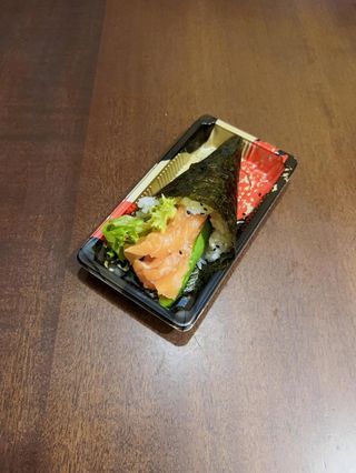 36. Temaki salmone e avocado