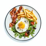 Bacón, patatas fritas, huevos fritos y ensalada