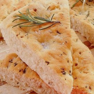 Focaccia De Ajo Con Romero Y Sal Gruesa