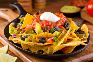 Nachos Mexicanos Con Cheddar, Guacamole, Jalapeños Y Salsa Agria