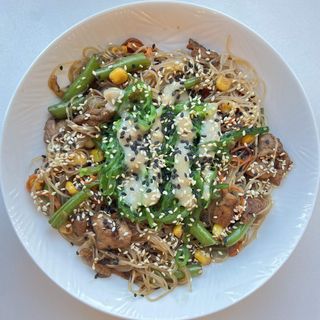 WOK з куркою та хіяші (Рисова локшина)