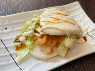 4b.Guabao con pollo e insalata