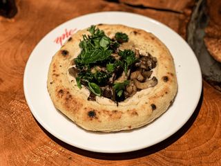 Паляниця з грибами та Хумосом (220г)