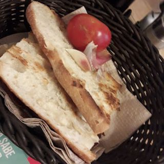 Pan De Coca Con Tomate Y Ajo