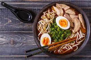 Ramen in brodo con pollo