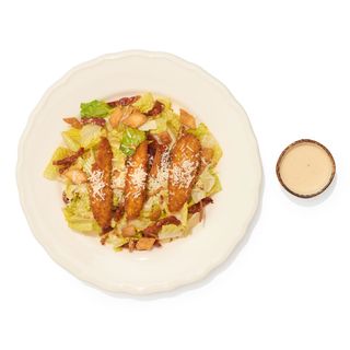 Ensalada César con tiras de pollo crujiente y parmesano