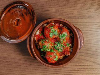 Перловка з м’ясними кульками у помідоровому соусі (340g)