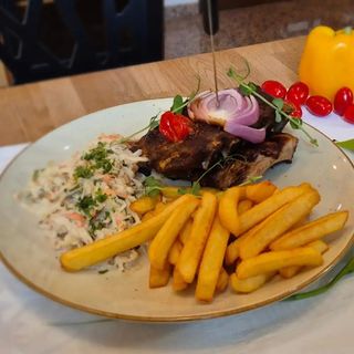 Żeberko w sosie BBQ z frytkami i surówką colesław