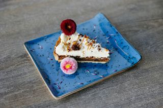 TARTA Z BIAŁĄ CZEKOLADĄ I ORZECHAMI PEKAN