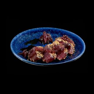 239 - TUNA TATAKI CON CIPOLLA ROSSA CARAMELLATA