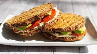 Bocadillo De Atún, Tomate Y Aguacate