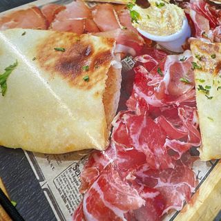 Плато от домашно произведени мезета (500 гр.)