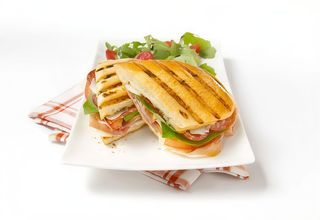 Campero De Tortilla De Gambas y patatas fritas