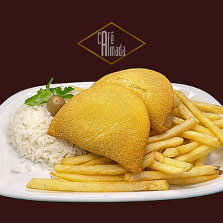 Rissóis de Vitela guarnecidos com arroz e batata