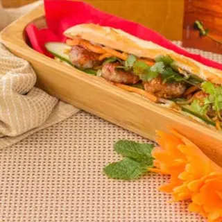 Bánh mì (sandwich Vietnamez) + apă plată sau cafea
