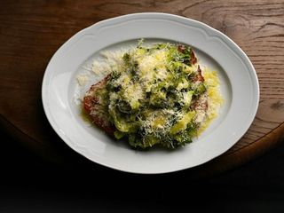 Шніцель з салатом