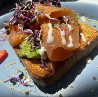 Tapa De Salmón Ahumado Y Brotes