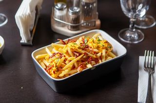 Cartofi cu brânză şi bacon