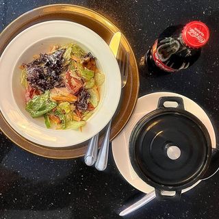 სოკოს კრემ სუპი, ქათმის სალათი, კოკა კოლა