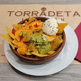 Nachos Con Queso Y Guacamole (Ración)