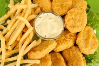 Nuggets Caseiros  de frango  com batata frita + Bongo