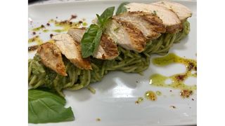 Piept de pui cu spaghete și sos pesto