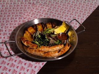 Ковбаски курячі з печеною картоплею