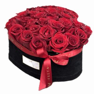 Cutie medie inima neagra cu 21 trandafiri Freedom