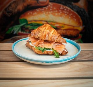 Круасан з лососем слабосоленим