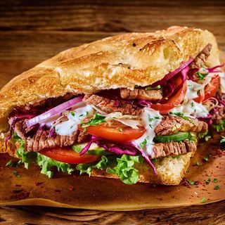 პატარა დონერი ძაძიკის სოუსით