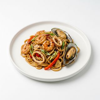 Tallarines fritos con mariscos