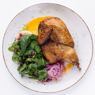 Запечене курча з крем-хумусом та зеленню