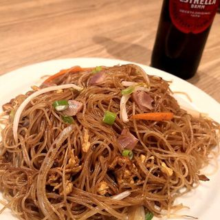 Fideos de arroz frito con pollo