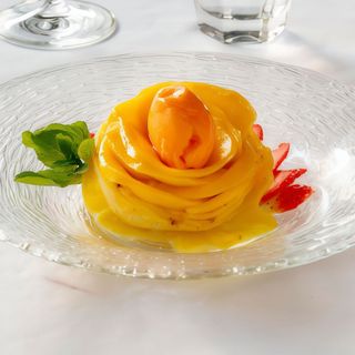 Carpaccio de piña y mango con sorbete de cítricos