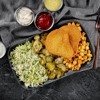 Snitel de pui cu cartofi prajiti, salate si sos