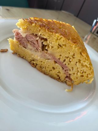 Frittata di pasta con prosciutto cotto e formaggio