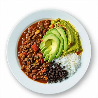 Chili con carne servito con riso ai faggioli neri, avocado e salsa guacamole