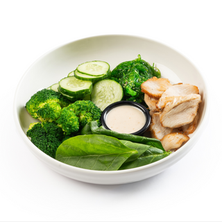 Зеленый боул с курицей