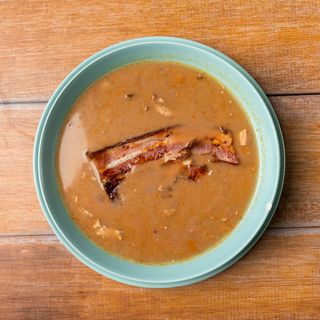 Čorbast pasulj sa slaninom, kupus salatom i somunom