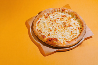 Pizza 32cm, frytki i sos