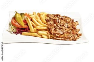 Plato döner kebab con patatas fritas