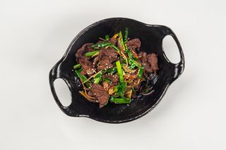 ГОВЯДИНА С ЗЕЛЕНЫМ ЛУКОМ 