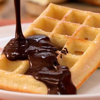 Goftre bañando en chocolate caliente 