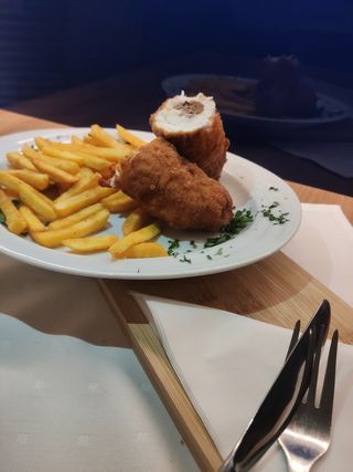 Kotlet drobiowy faszerowany serem i pomidorkami secchi